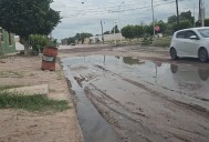 Aguas negras inundan calles de Comondú; motobombas intentan contener el daño