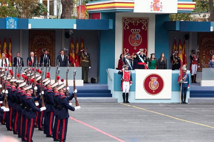 Miles de personas arropan a las Fuerzas Armadas en el desfile del 12 de Octubre