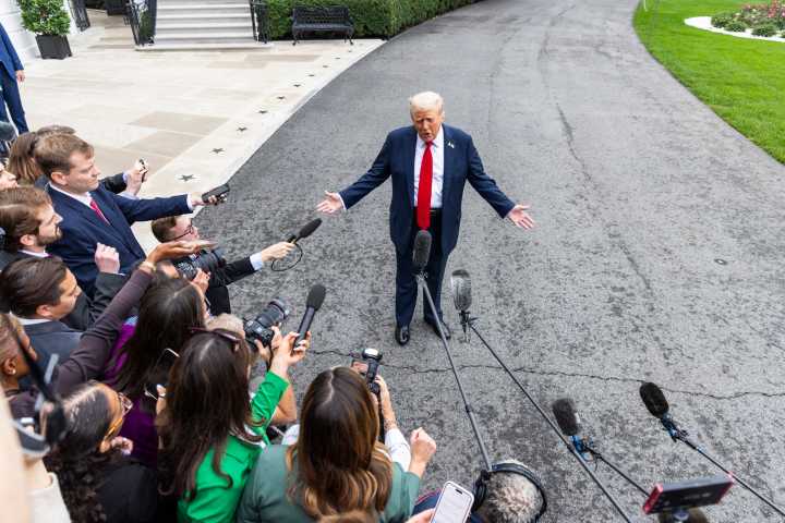 Trump dice que EE.UU. monitoreará "muy seriamente" a narcos venezolanos en tierra