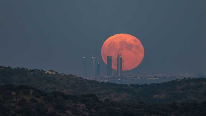 Cuándo, cómo y desde dónde ver la superluna de octubre 2025