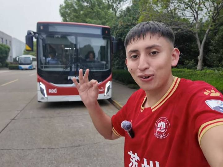 Influencer “Nico Travesías” muestra cómo funcionan los buses eléctricos en China: llegarán pronto a Chile