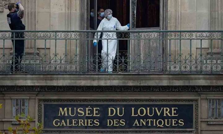 Arrestaron a dos sospechosos de cometer el robo de joyas del Louvre