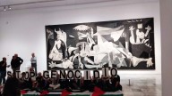 Un grupo de activistas denuncia ante el 'Guernica' que el "genocidio de Gaza no se ha detenido"