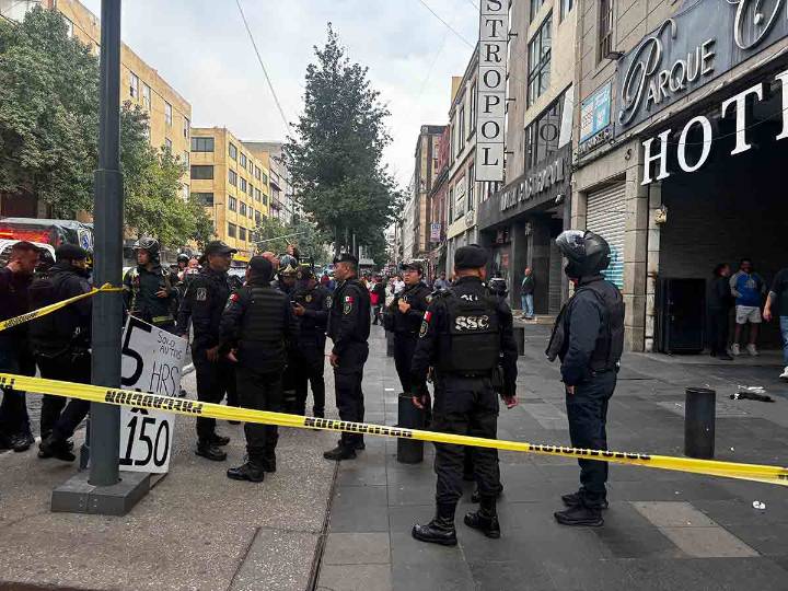 Policías salvan a hombre que cayó del segundo piso de un hotel en el Centro Histórico de CDMX