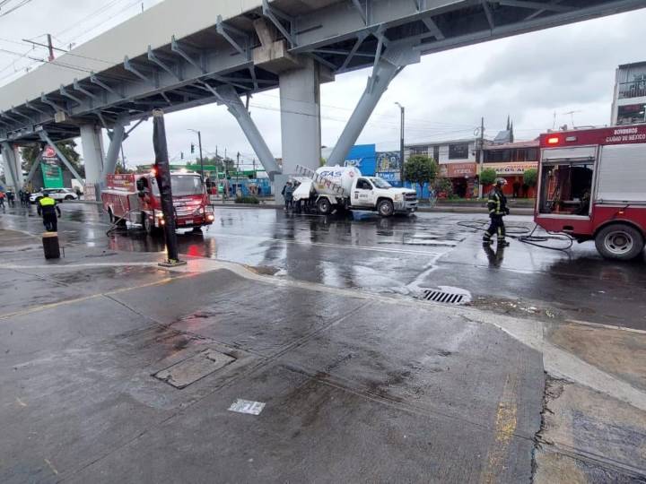 Pipa de Gas LP choca en avenida Tláhuac; conductor sufre crisis nerviosa