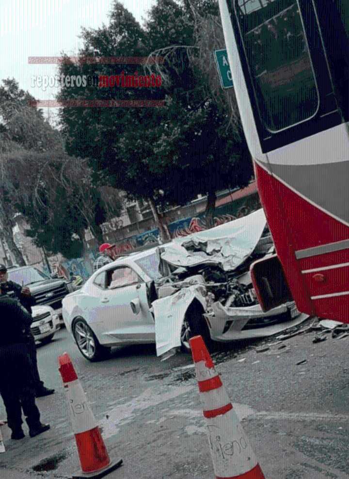 AUTOMOVILISTA SE IMPACTÓ CONTRA UN AUTOBÚS EN TLALNEPANTLA