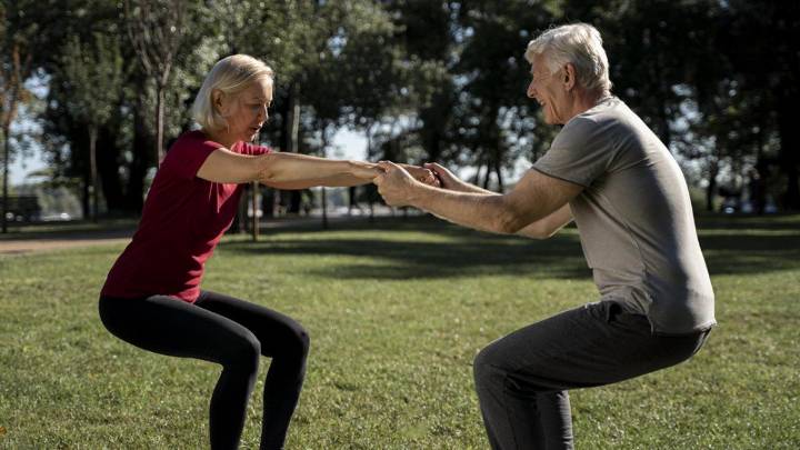 Recomendados para mayores de 60 años: los ejercicios efectivos para mejorar el equilibrio y la movilidad