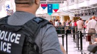 Escándalo en un aeropuerto: ICE confiscó el celular a un abogado de inmigración (tiene datos de sus clientes)
