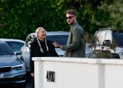 La cantante Sia y su exmarido se lanzan acusaciones de adicción a las drogas y pornografía infantil en su batalla por la custodia de su hijo