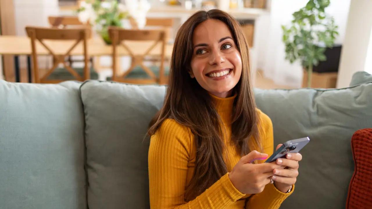 ¿Por qué la gente escucha sus propios audios de WhatsApp? La psicología lo explica