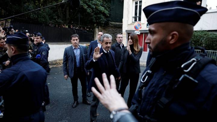 Sarkozy contará con protección de dos policías mientras esté en prisión; "tiene derecho", afirma el ministro de Interior