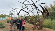 Santa Marta estrena una nueva escultura de Arte Emboscado con una bandada de 21 pájaros en hierro