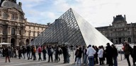 VIDEO: El Louvre reabre tras el robo de joyas y Macron pide acelerar las mejoras de la seguridad
