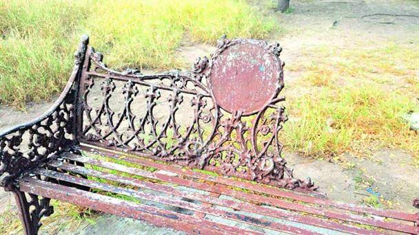 Urgen al municipio rescate las plazas en abandono total