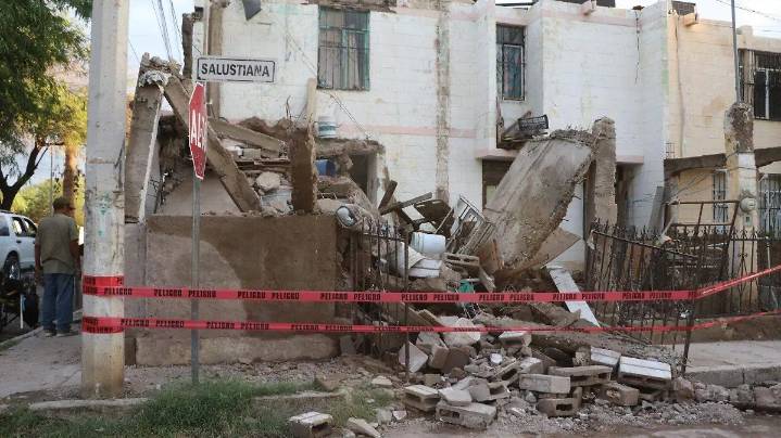 Barda colapsa en la colonia Los Naranjos y vecino pide ayuda para limpiar los escombros