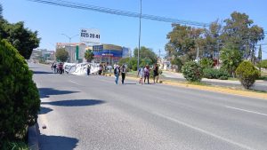 Bloqueo de Universitarios en la “Salvador Nava”…Exigen justicia por estudiante violada.