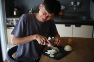 Science Has Finally Solved How To Cut an Onion Without Crying %%page%% %%sep%% %%sitename%% Kitchen hack: Trick to cutting an onion without tearing up revealed