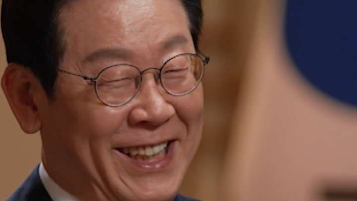 See what made the South Korean president laugh like this