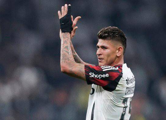 Jorge Carrascal recibió emotiva visita y regalo de un hincha argentino, previo al duelo ante Racing por la Libertadores