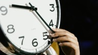 ¿Qué horario elegiría España si suprime el cambio de hora tras la propuesta de Pedro Sánchez?