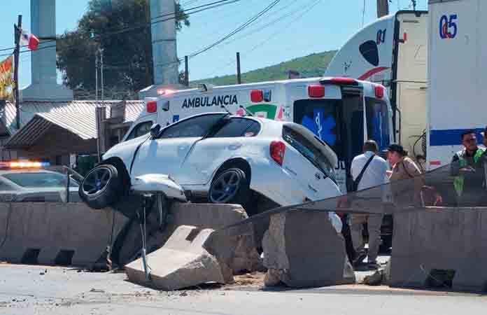 Carro se trepa en contención del bulevar