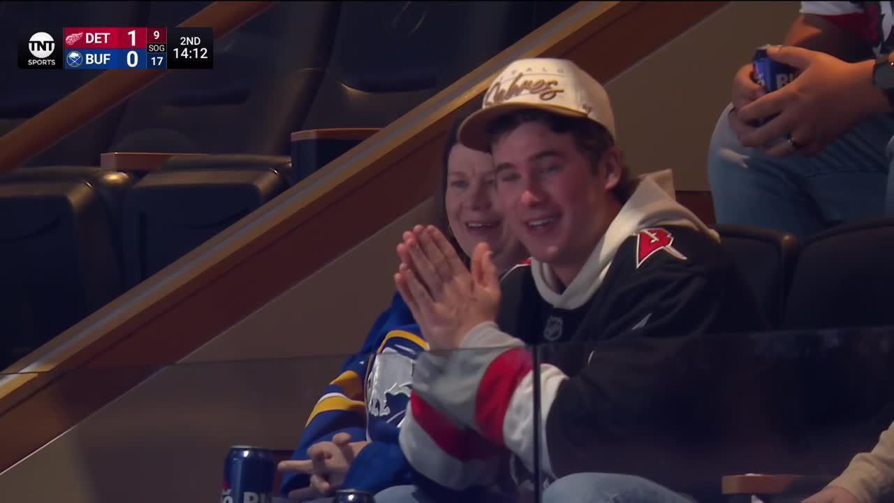 Ellis’ family has priceless reaction to goalie's 2 breakaway saves in debut