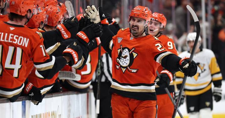 Chris Kreider's scores late tiebreaker, gives Anaheim Ducks 4