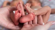 Mamás lesbianas pudieron registrar a sus gemelos en el Registro Civil de El Salto