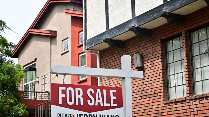 Mortgage rates drop to the lowest level in over a year, pushing refinancing 111% higher annually