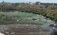 Vecina reclama por olores nauseabundos de canal de drenaje y basura en la cancha de Ameghino