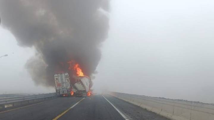 "No veo, no veo": conductor pide ayuda a gritos tras choque e incendio en la autopista Puebla