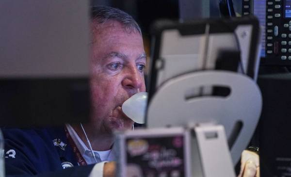 Rebotan los bonos y las acciones argentinas en Wall Street, pero también saltan el dólar oficial y el blue