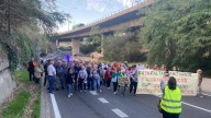 Vecinos de Nou Barris cortan la C-17 y la Meridiana para reclamar más personal sanitario