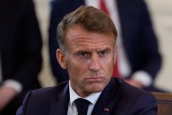 Exfuncionarios del Gobierno francés piden la renuncia de Macron