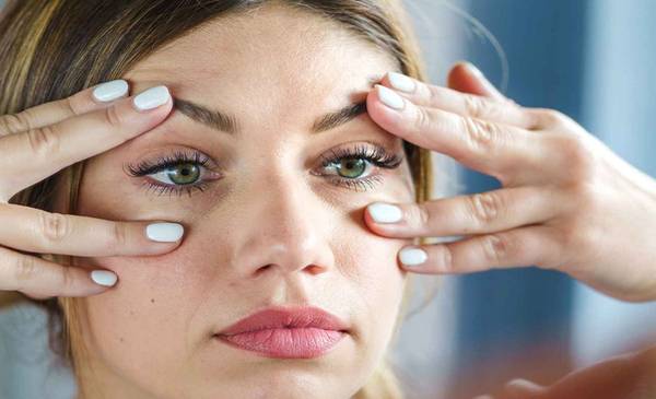 ¿Parpados caídos? Rutina de yoga facial para abrir la mirada