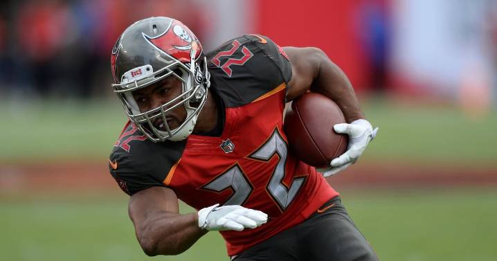 Doug Martin, former Buccaneers All-Pro running back, dies at 36