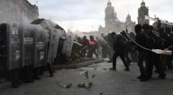 Marcha del 2 de octubre concluye con enfrentamientos en el Zócalo; policías y reporteros heridos