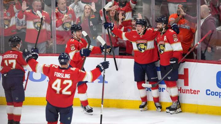 Boqvist scores winner as Panthers beat Blackhawks on banner