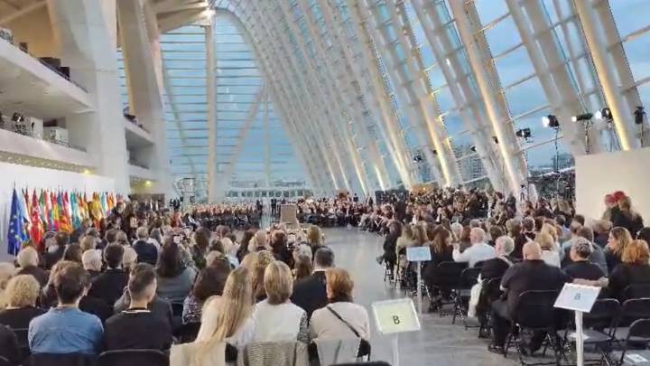 Gritos de "dimisión" contra Mazón y acusaciones de "traición" a Sánchez durante un tenso funeral de Estado por la DANA