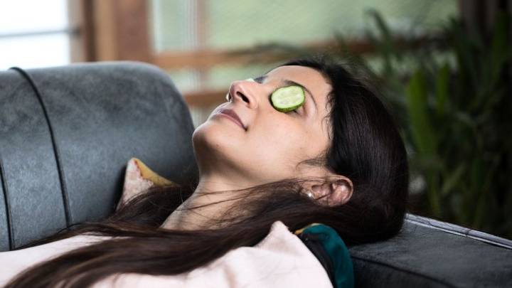 Para qué sirve colocarse rodajas de pepinos en los ojos y por qué todos lo hacen