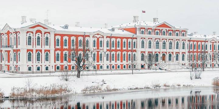 Así es el Palacio de Jelgava, el tesoro barroco oculto en Europa que superó la devastación de la Segunda Guerra Mundial
