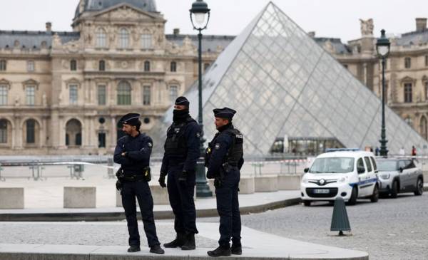 Millonario robo en el museo del Louvre en París: se llevaron nueve joyas de la colección de Napoleón