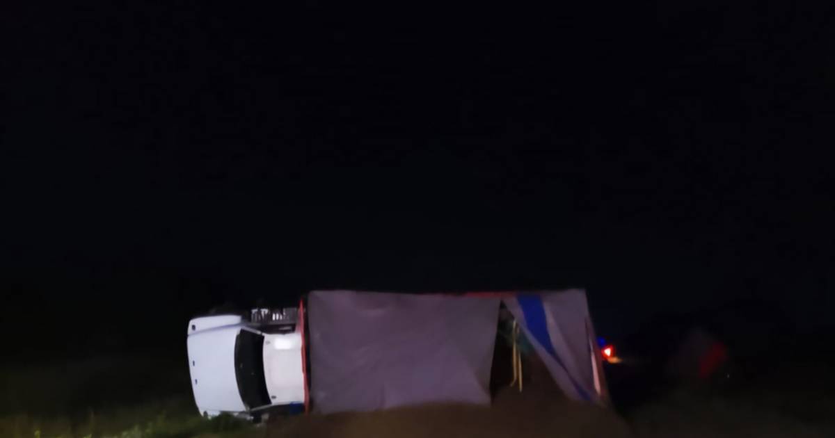 Volcó un camión en la ruta 147 durante la madrugada: el conductor salió ileso
