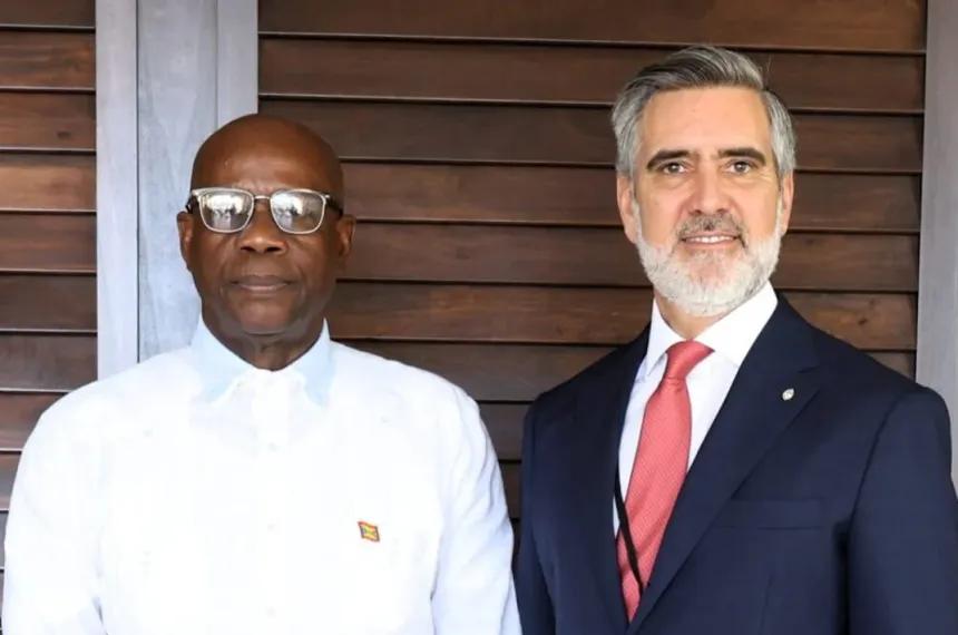 El Gobierno mandó a funcionarios al Caribe con pasaje en primera y hotel 5 estrellas