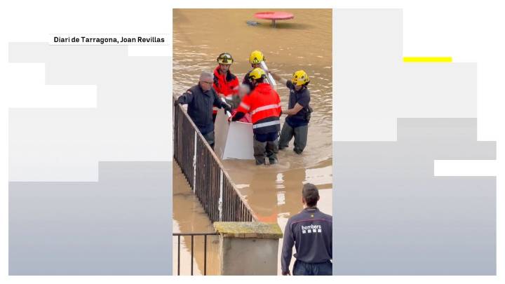 Vídeo: Rescatan a dos ancianos atrapados en un congelador durante las inundaciones de Tarragona