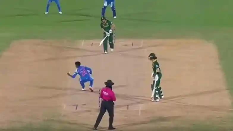 Cricket Kranti Gaud Catch Video: Watch Indian Speedster Takes Stunning One-Handed Catch off Her Own Bowling To Remove Tazmin Brits During IND