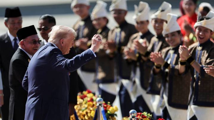 El vídeo de Trump bailando en la alfombra roja a su llegada a Malasia