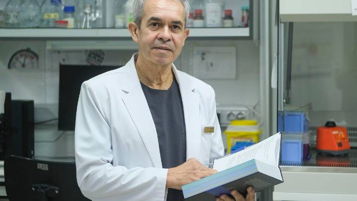 Francisco Jiménez Acosta: «No se puede banalizar la cirugía de trasplante capilar»