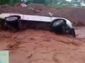 Intensas lluvias provocaron huaico que arrastró una camioneta en Ayacucho