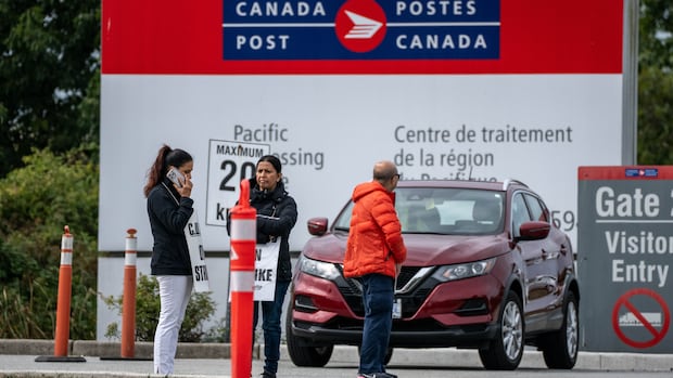 Mail delivery to resume as Canada Post union moving to rotating strikes Saturday